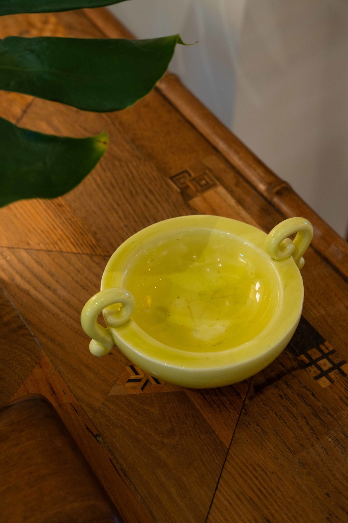 Petite coupe jaune à anses