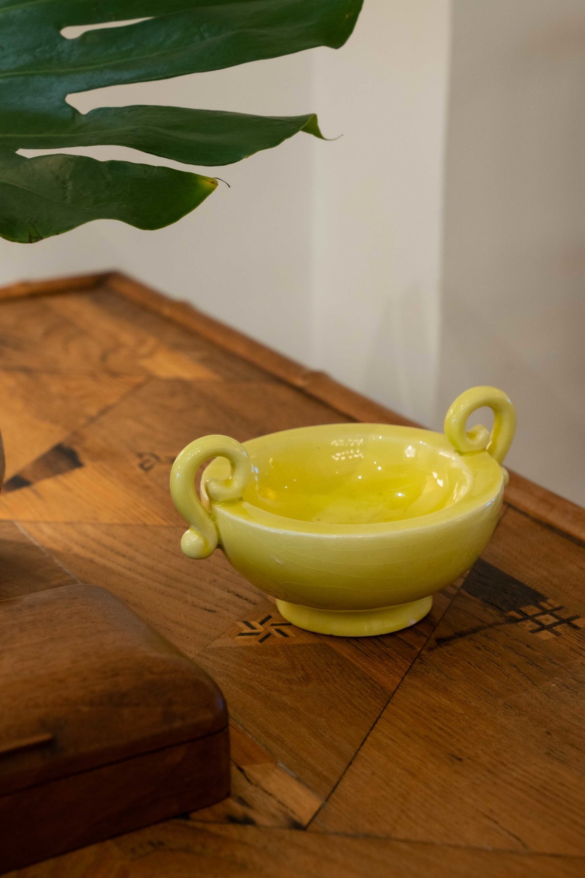 Petite coupe jaune à anses