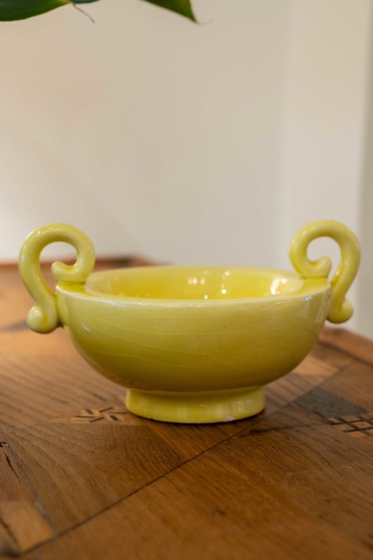 Petite coupe jaune à anses