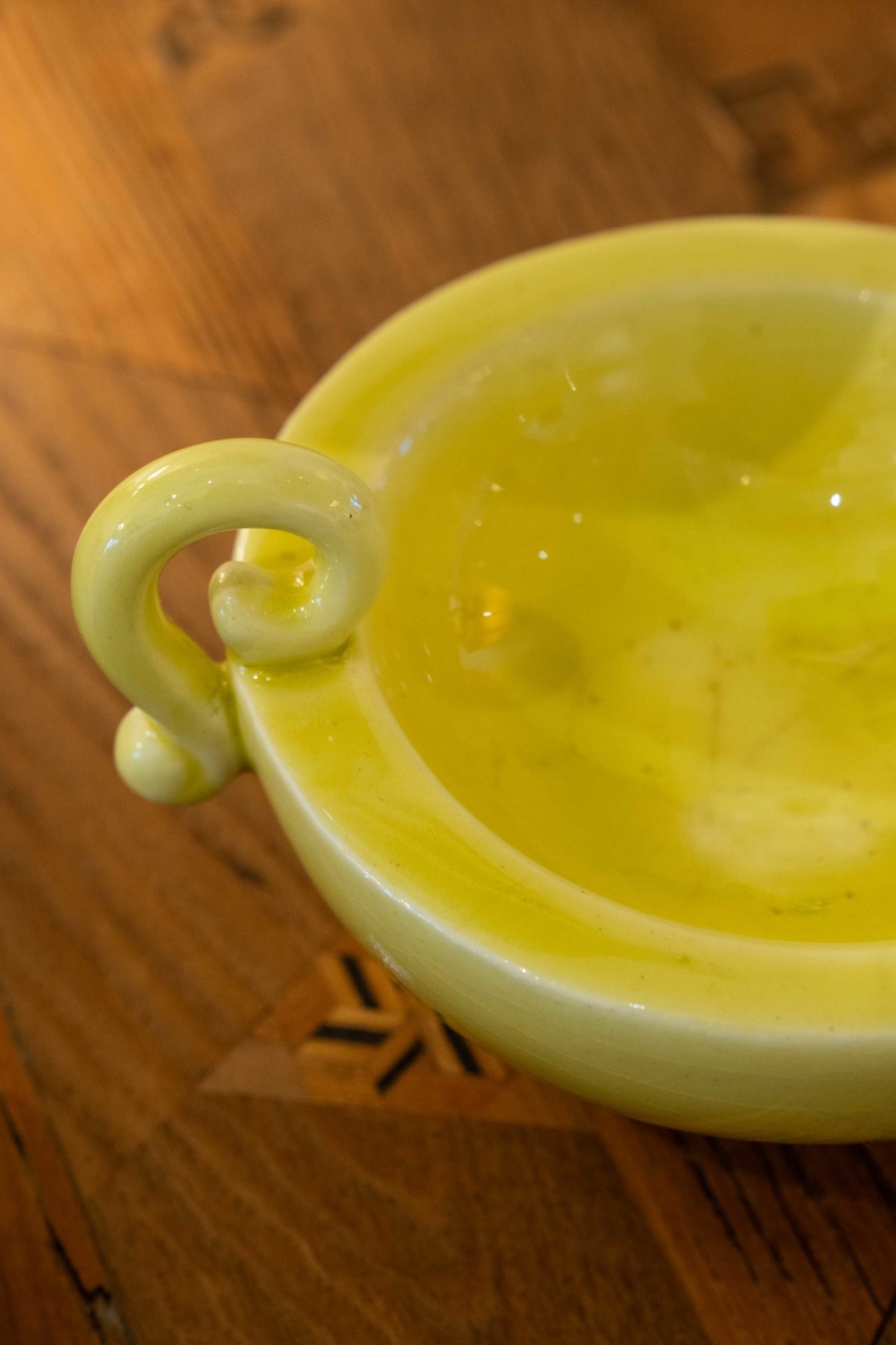 Petite coupe jaune à anses