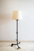 Lampadaire tripode en fer forgé martelé