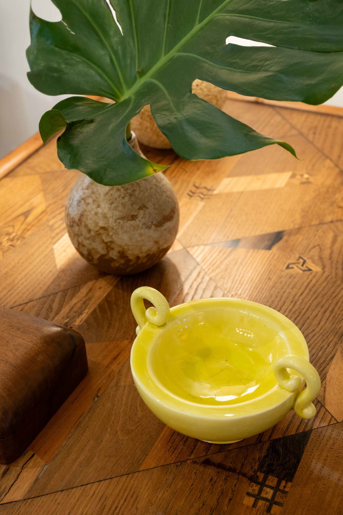 Petite coupe jaune à anses