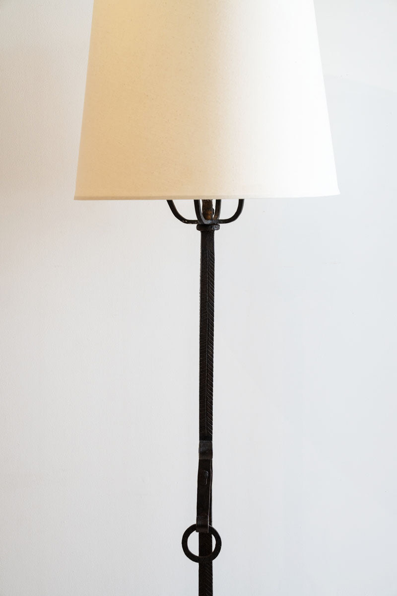 Lampadaire tripode en fer forgé martelé