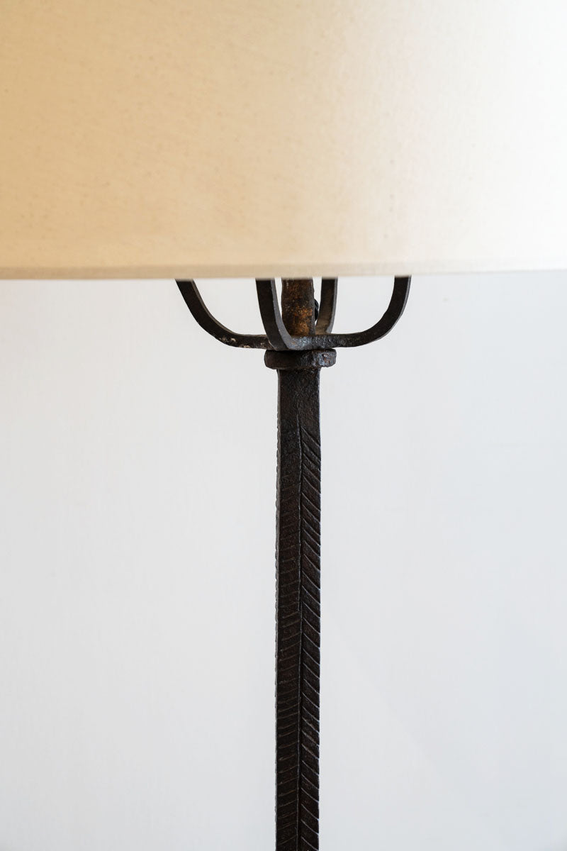 Lampadaire tripode en fer forgé martelé
