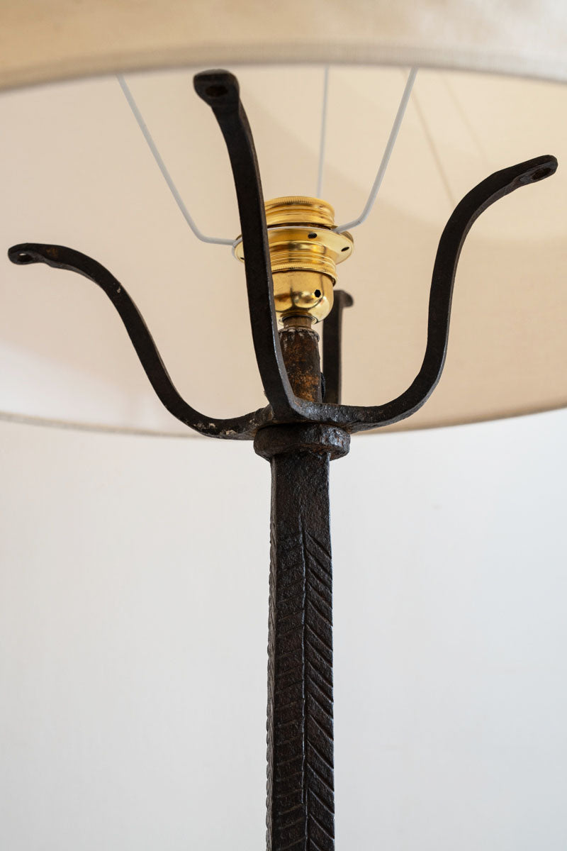 Lampadaire tripode en fer forgé martelé