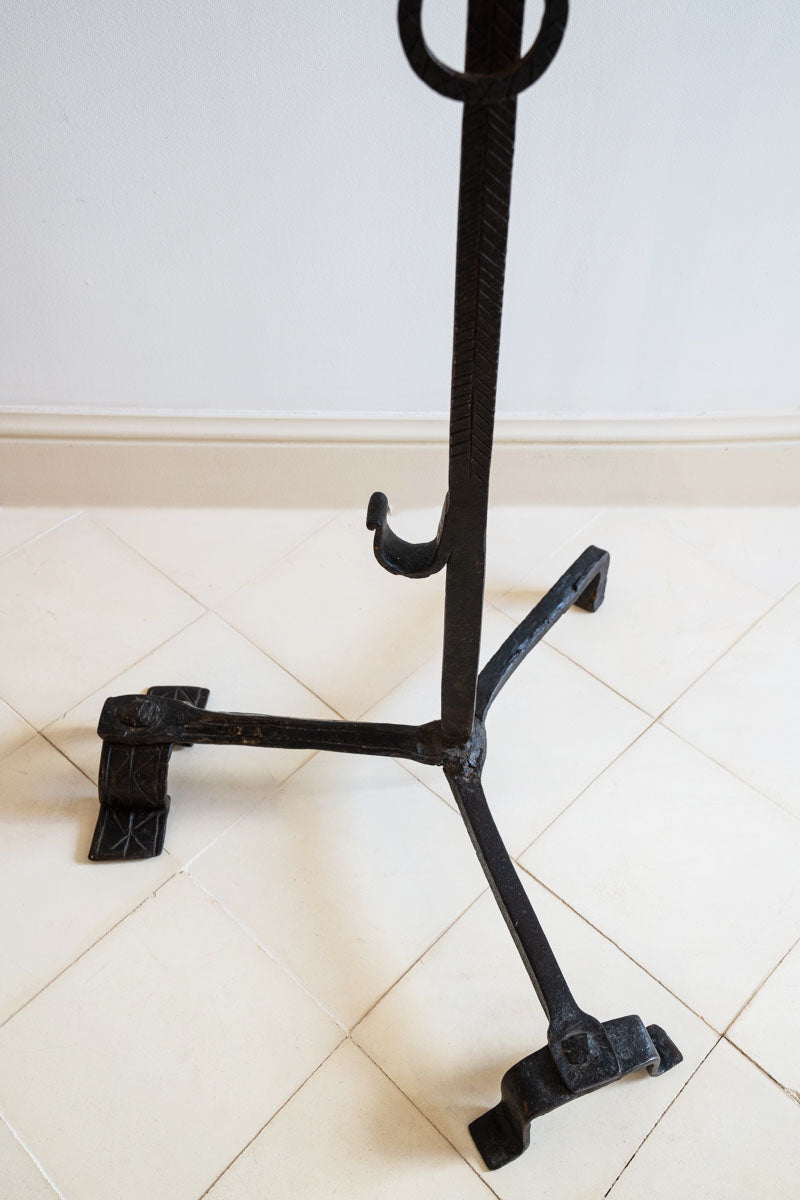 Lampadaire tripode en fer forgé martelé