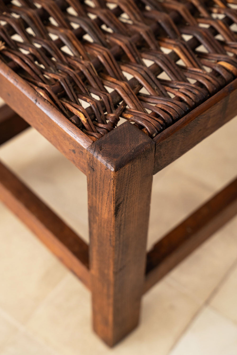 Banc en chêne avec assise en bois tressé