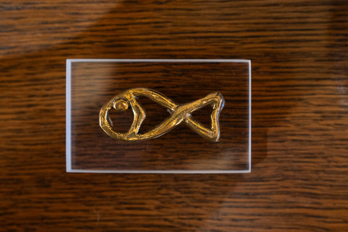 Poisson en laiton sur bloc de résine transparent