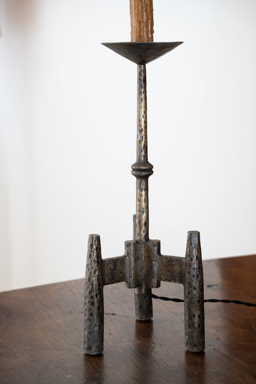 Lampe tripode en fer forgé