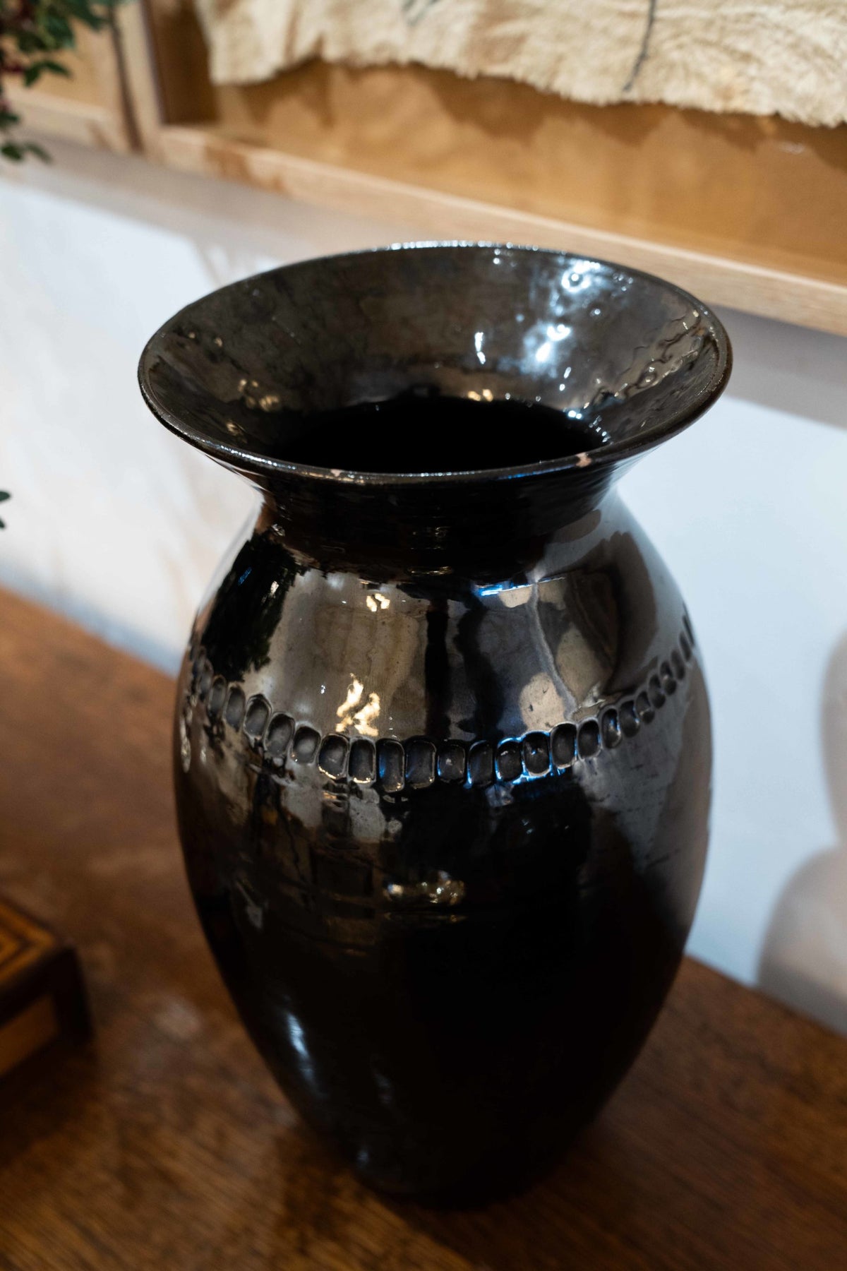 Grand vase noir en céramique émaillée