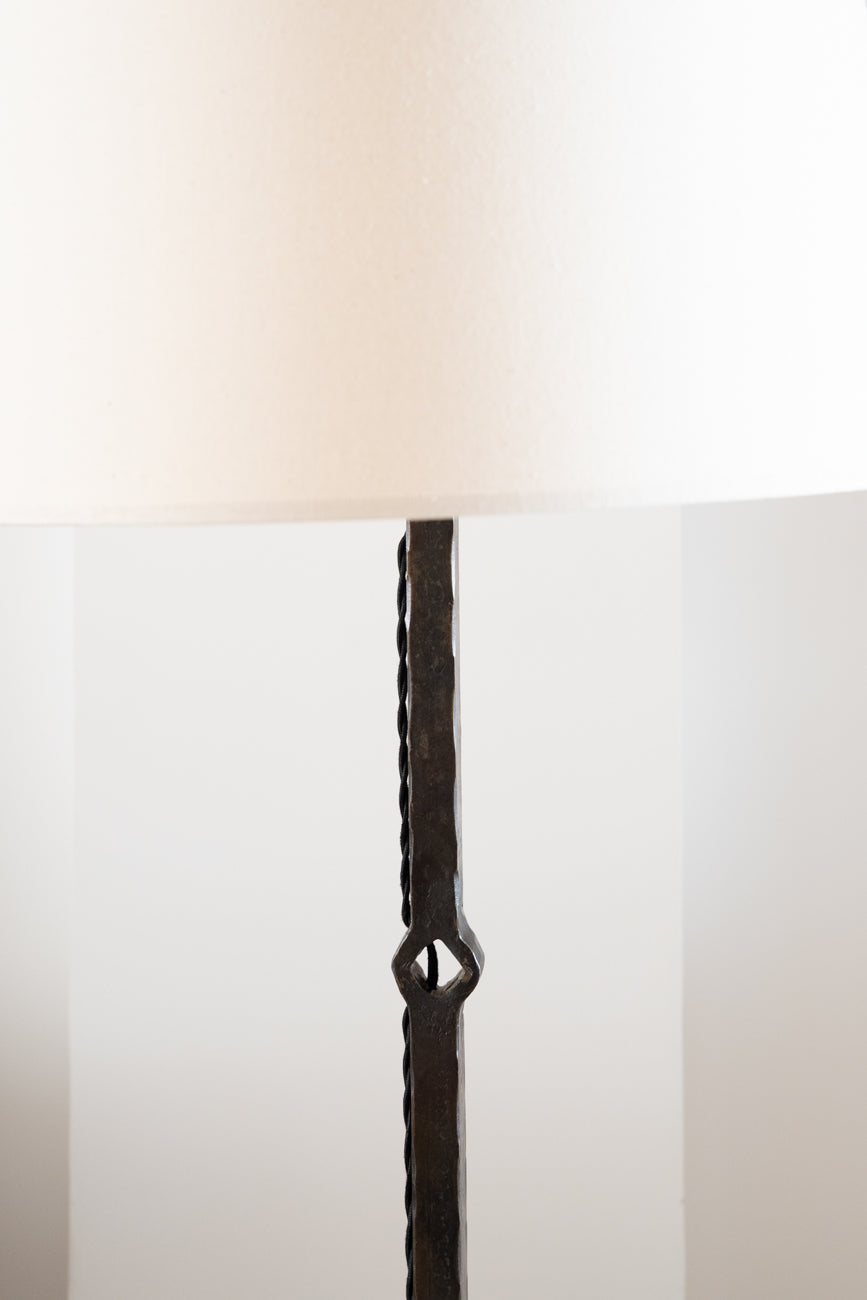 Lampadaire tripode en fer forgé