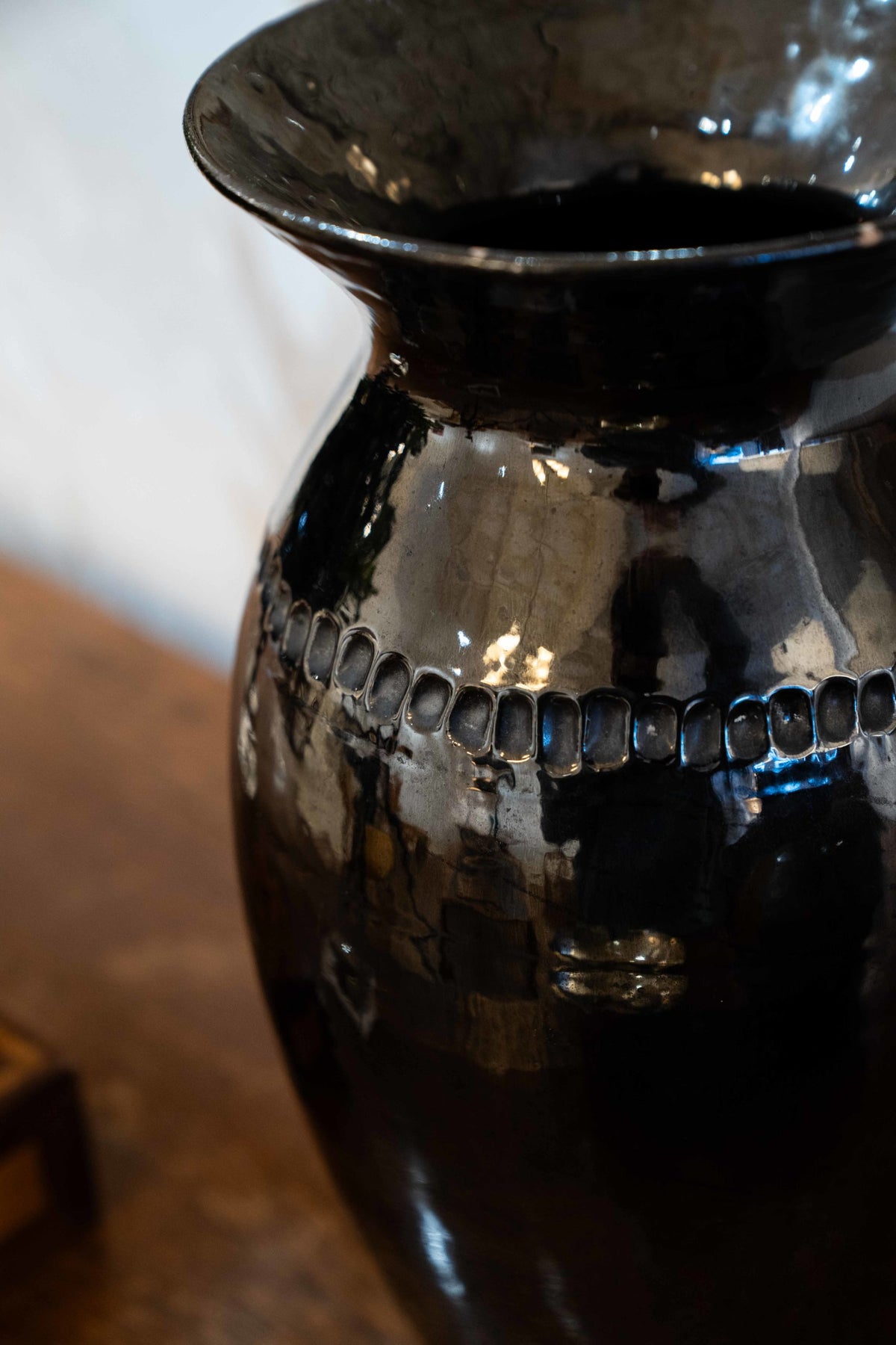 Grand vase noir en céramique émaillée