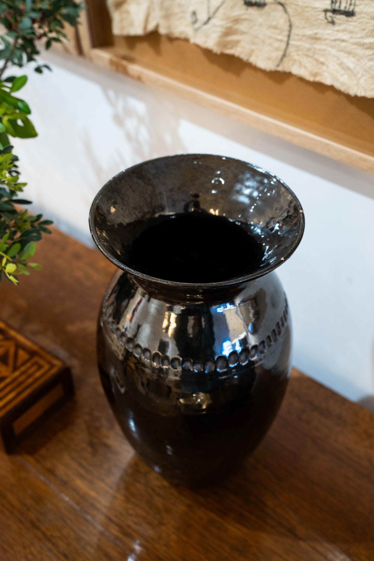 Gran jarrón negro de cerámica esmaltada