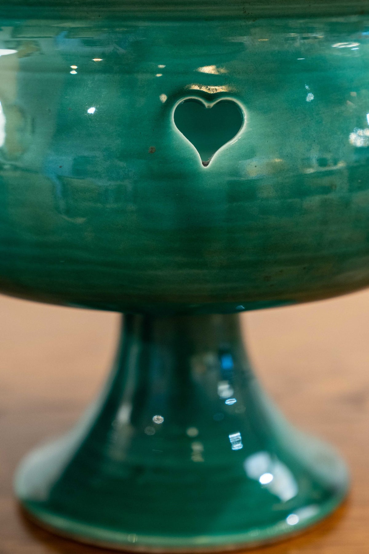 Grande coupe sur pied et ajours en forme de coeurs