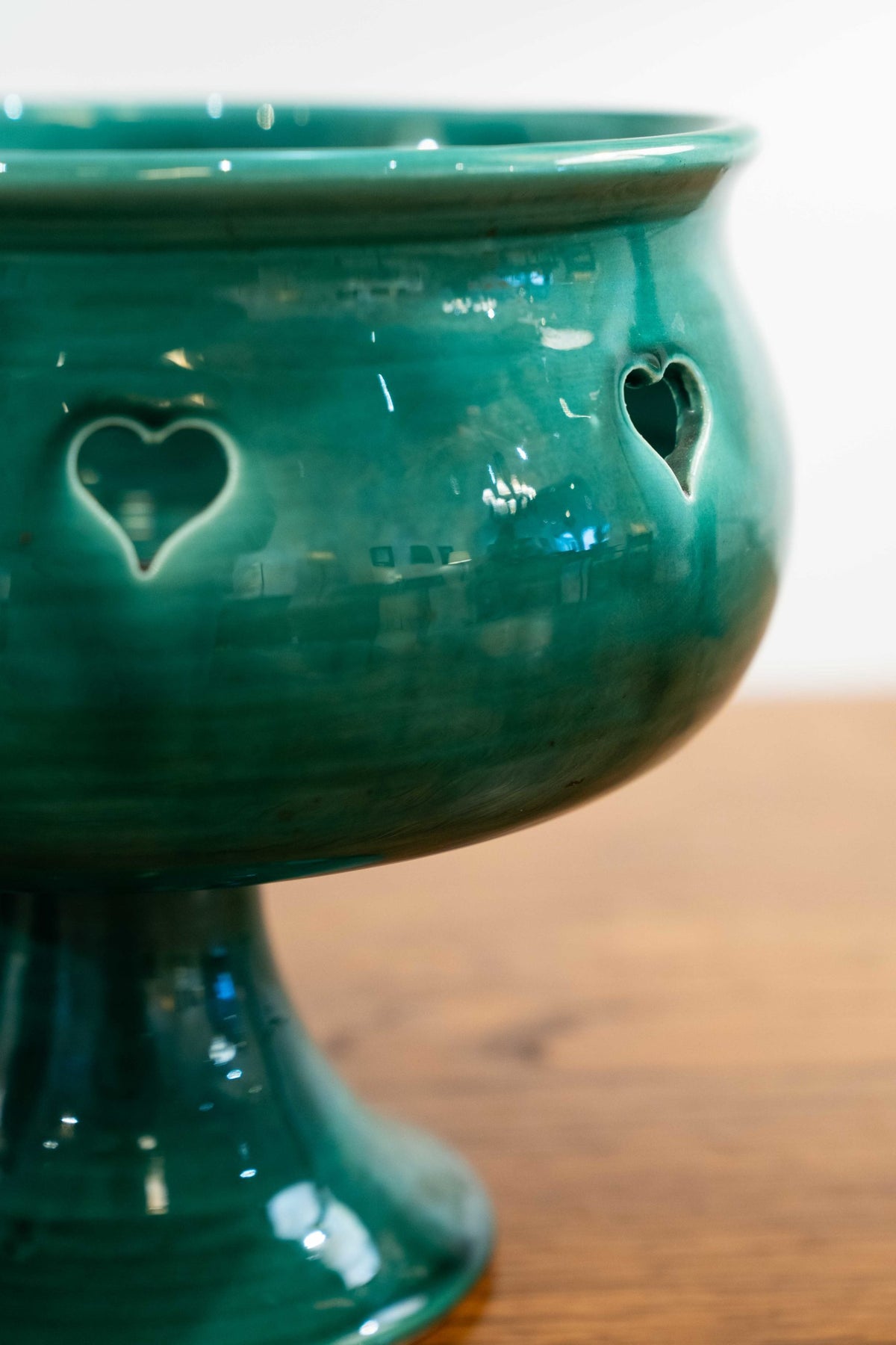 Grande coupe sur pied et ajours en forme de coeurs