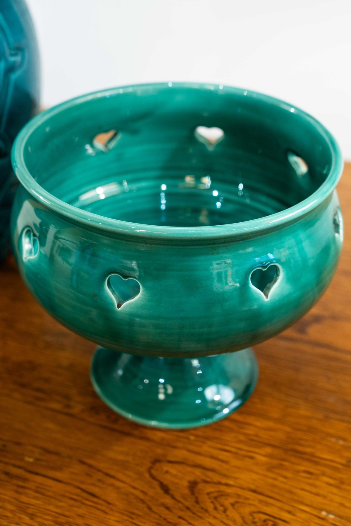 Grande coupe sur pied et ajours en forme de coeurs