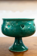 Grande coupe sur pied et ajours en forme de coeurs