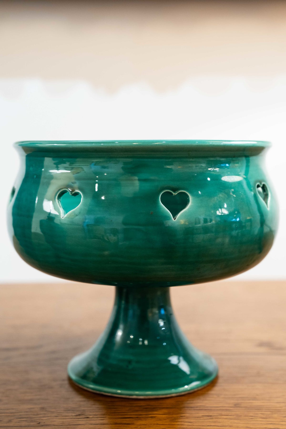 Grande coupe sur pied et ajours en forme de coeurs