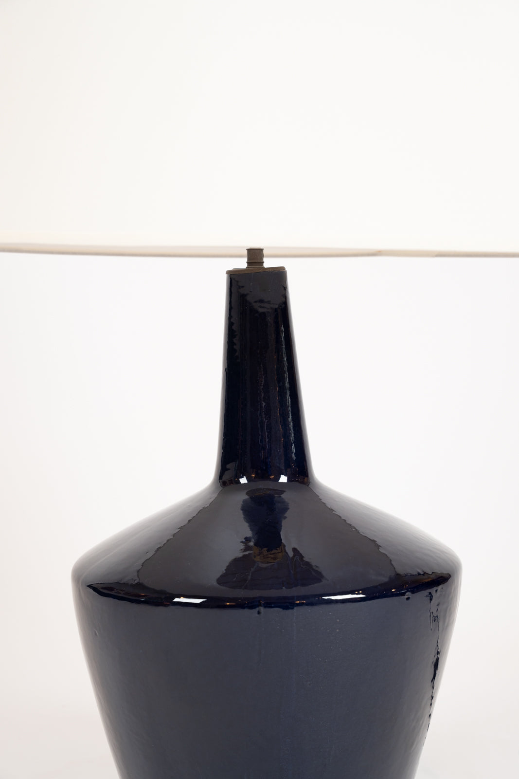 Gran lámpara azul oscuro de cerámica esmaltada