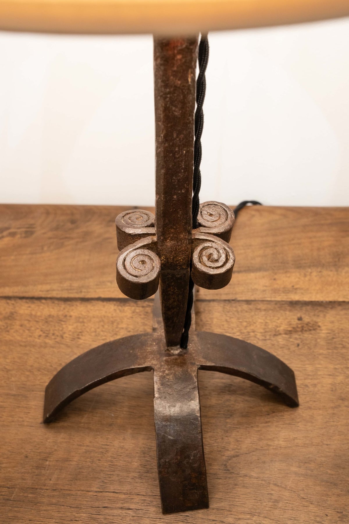 Lampe à poser en fer forgé