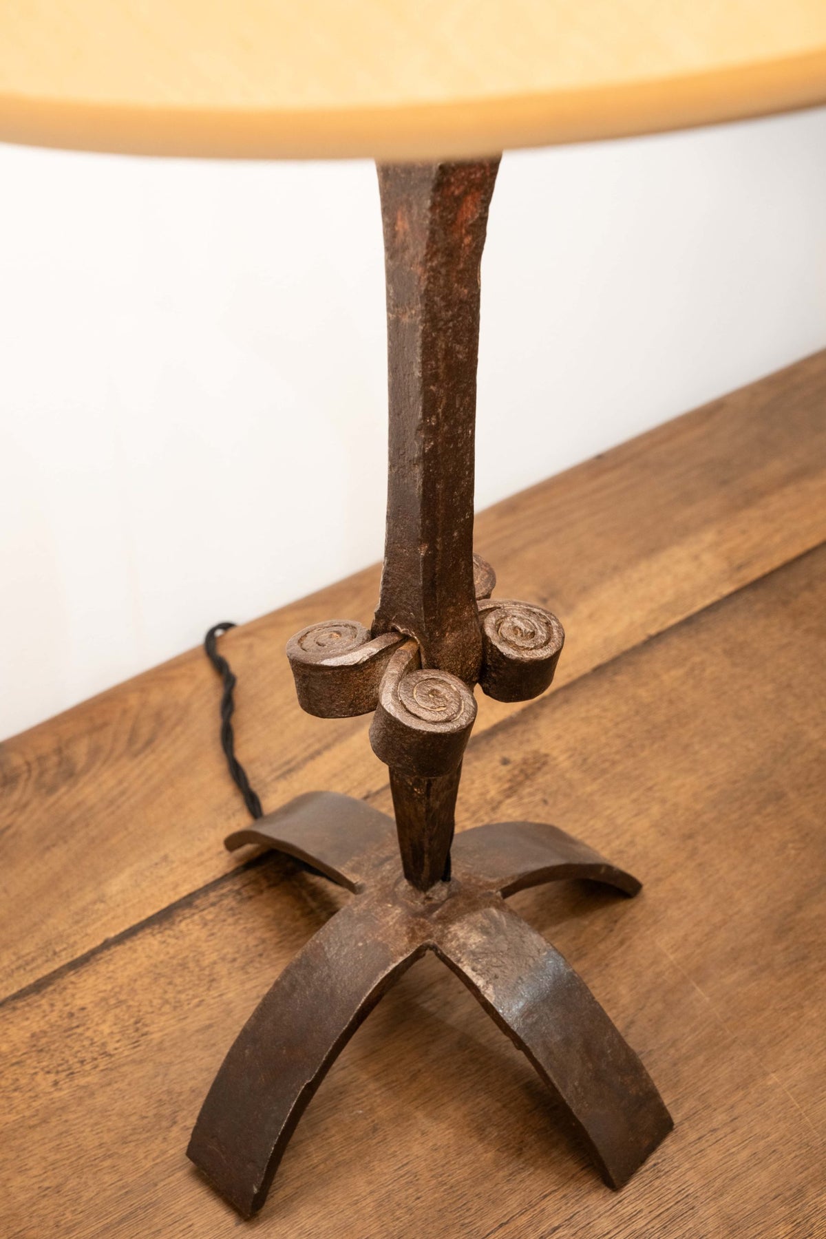 Lampe à poser en fer forgé