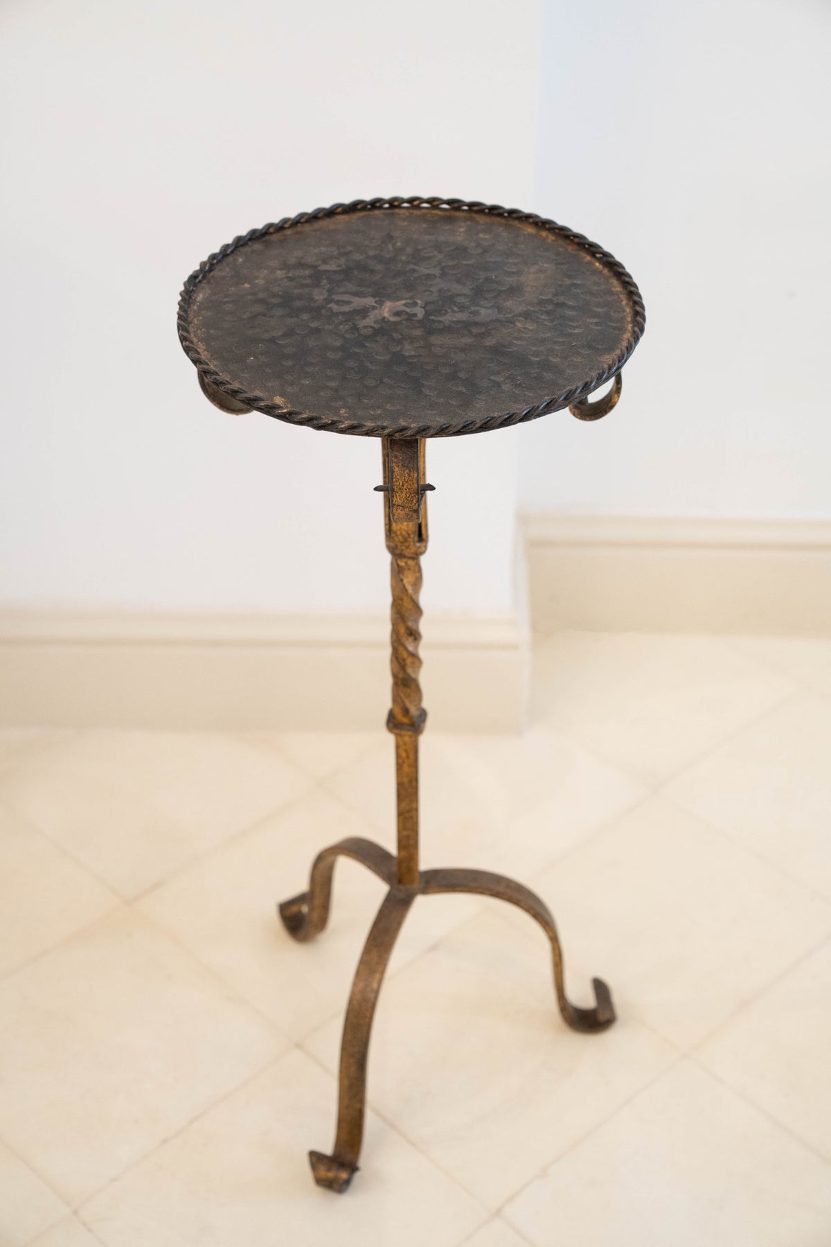 Mesita Martini de hierro forjado dorado