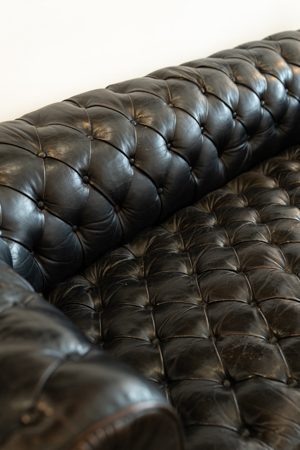 Sofá Chesterfield de cuero negro
