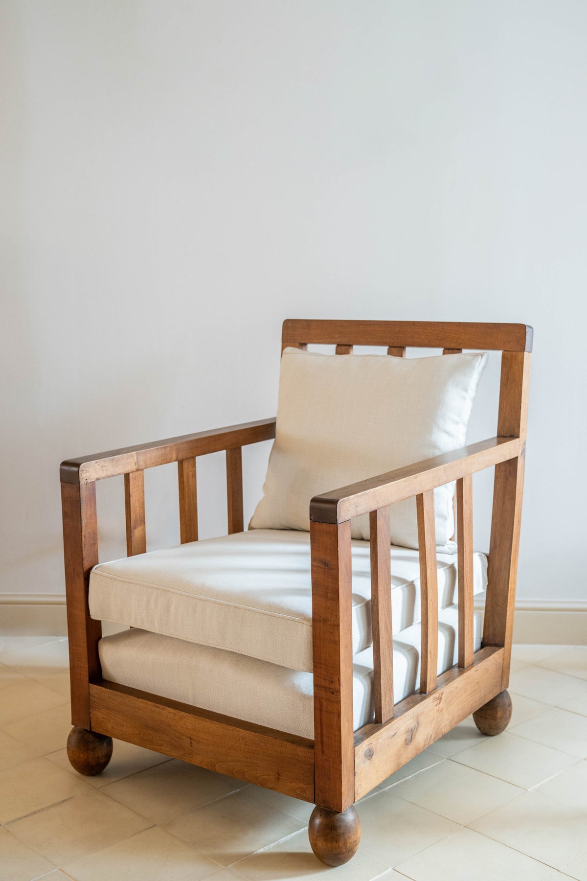 Paire de fauteuils Art Déco en noyer