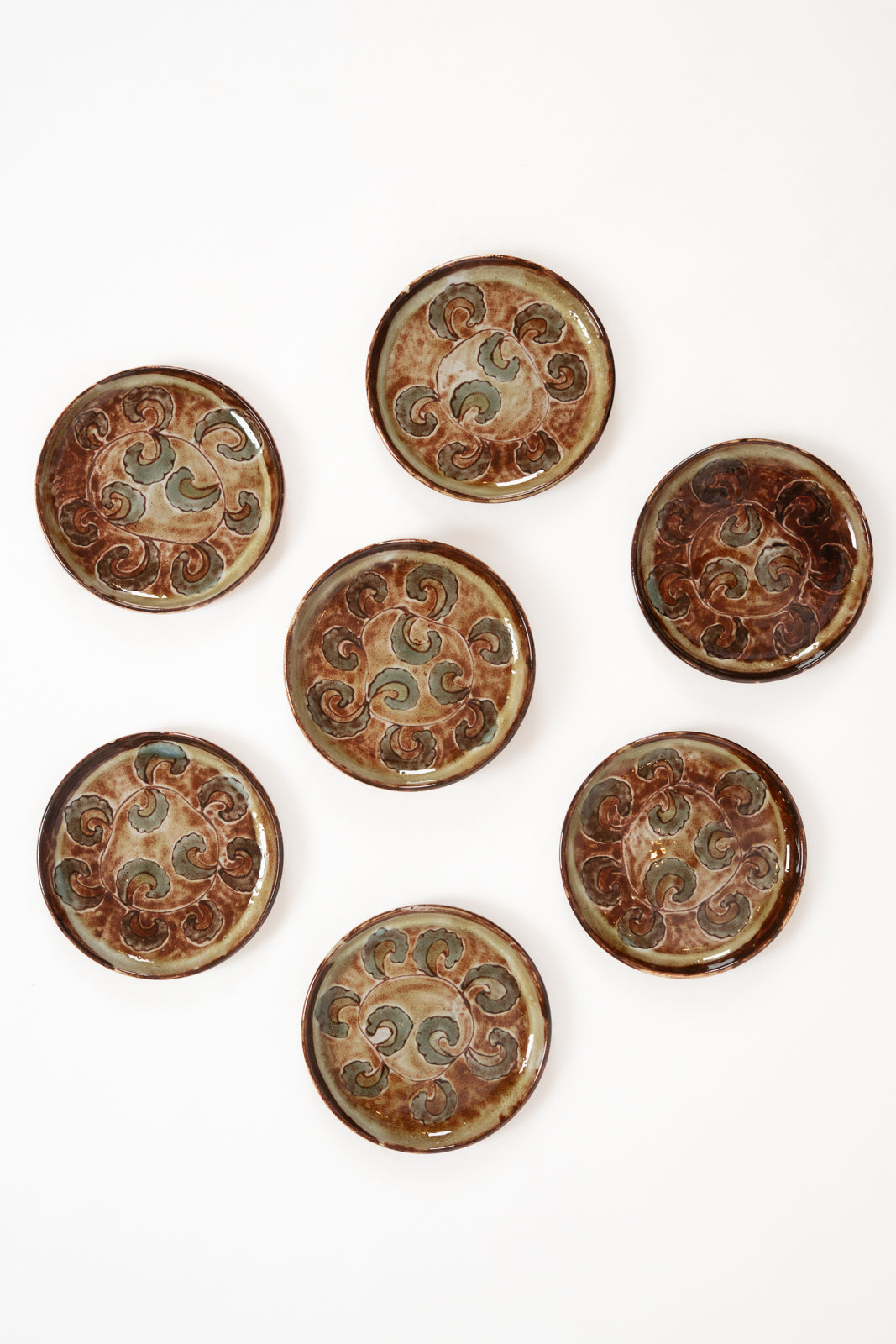 Service d’assiettes et plat en céramique émaillée