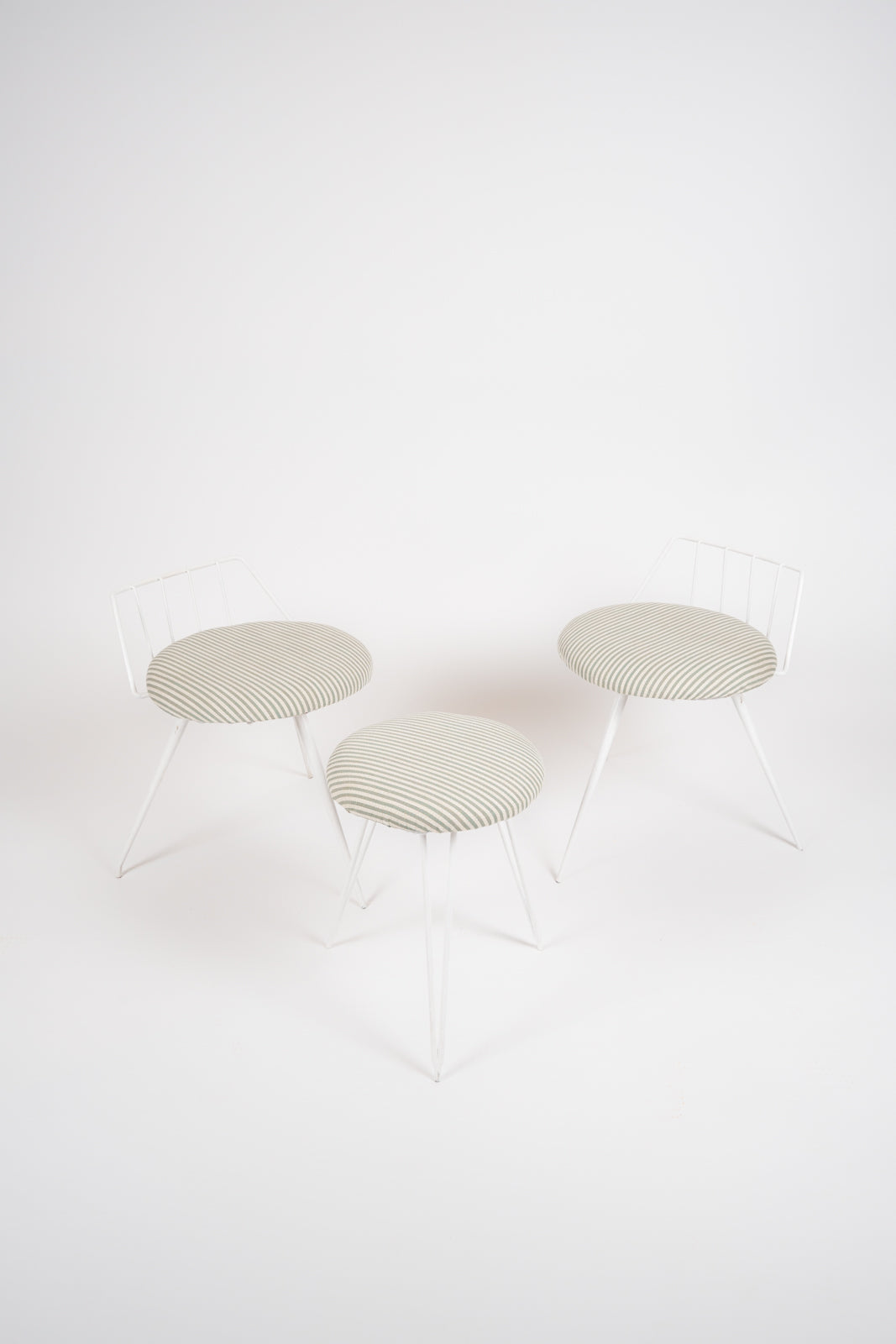 Tres taburetes circulares