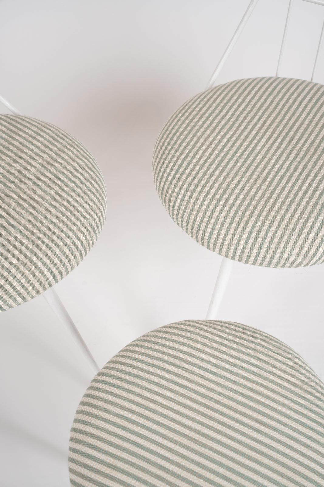 Tres taburetes circulares
