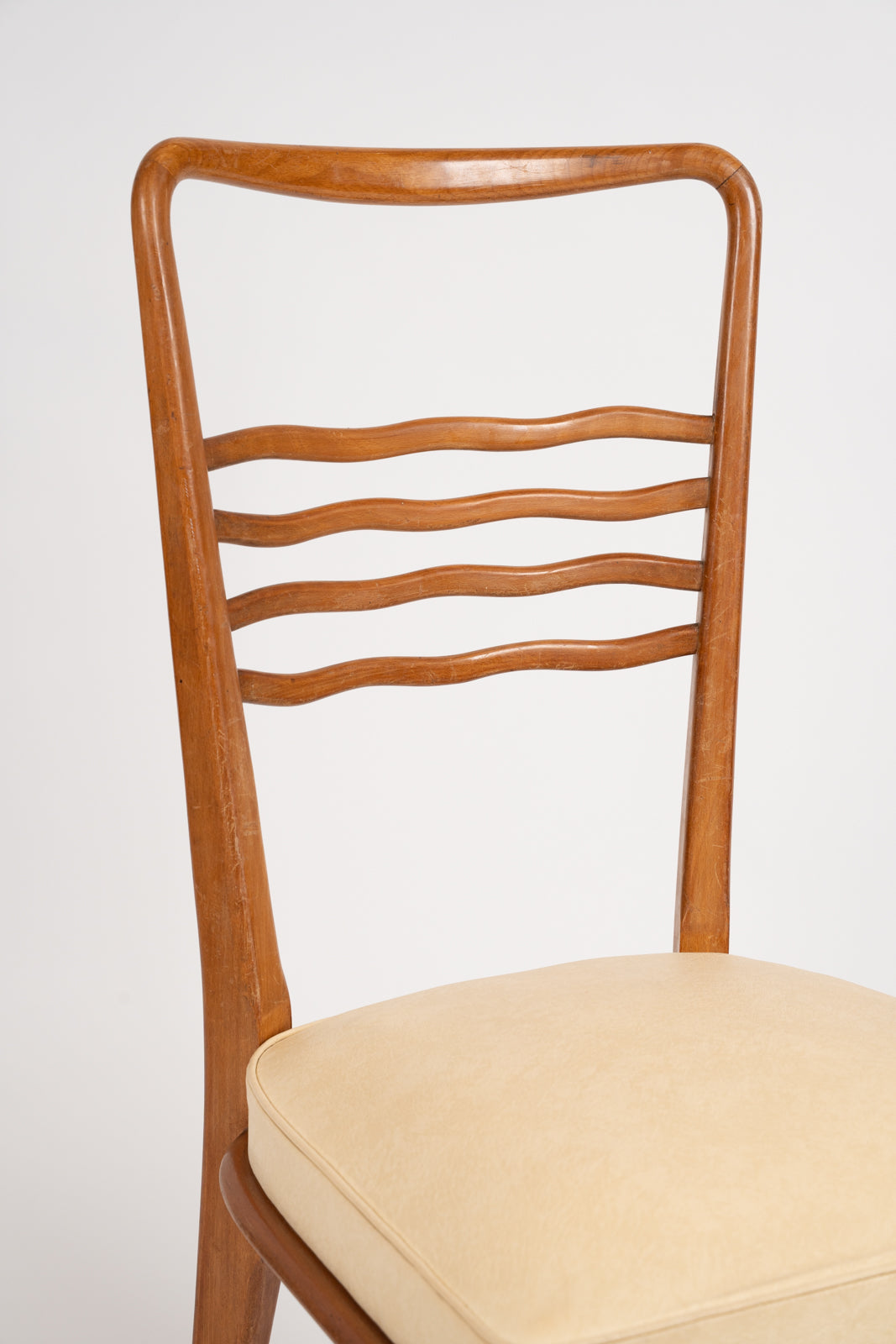 Suite de huit chaises de salle à manger