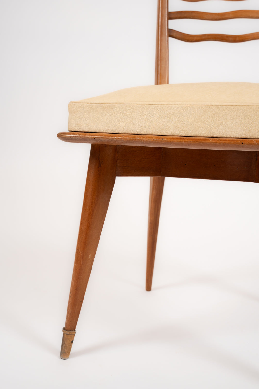 Suite de huit chaises de salle à manger