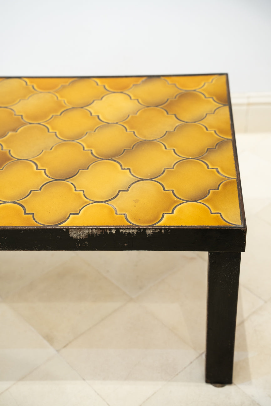 Table basse en fer forgé et céramique jaune
