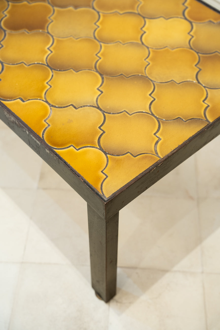 Table basse en fer forgé et céramique jaune
