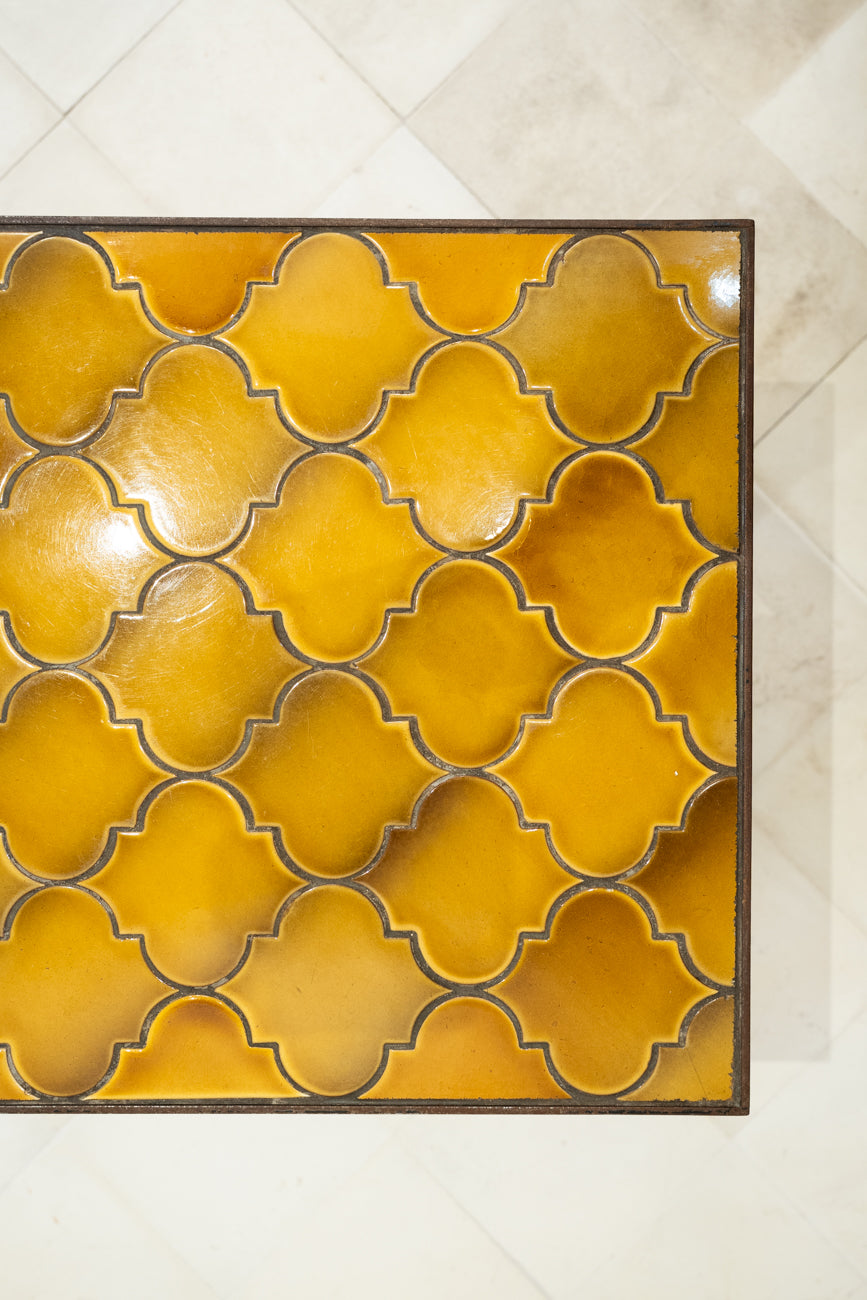 Table basse en fer forgé et céramique jaune