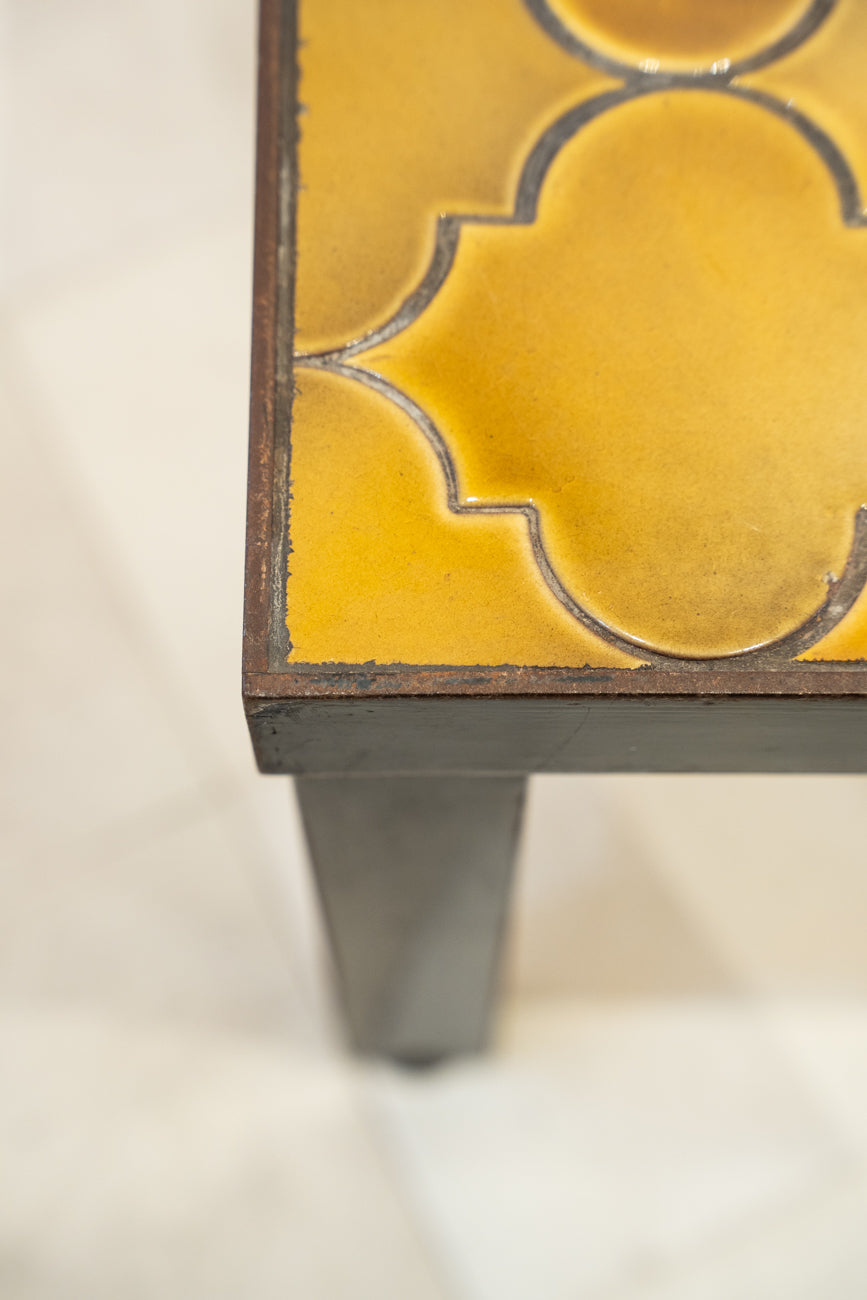 Table basse en fer forgé et céramique jaune