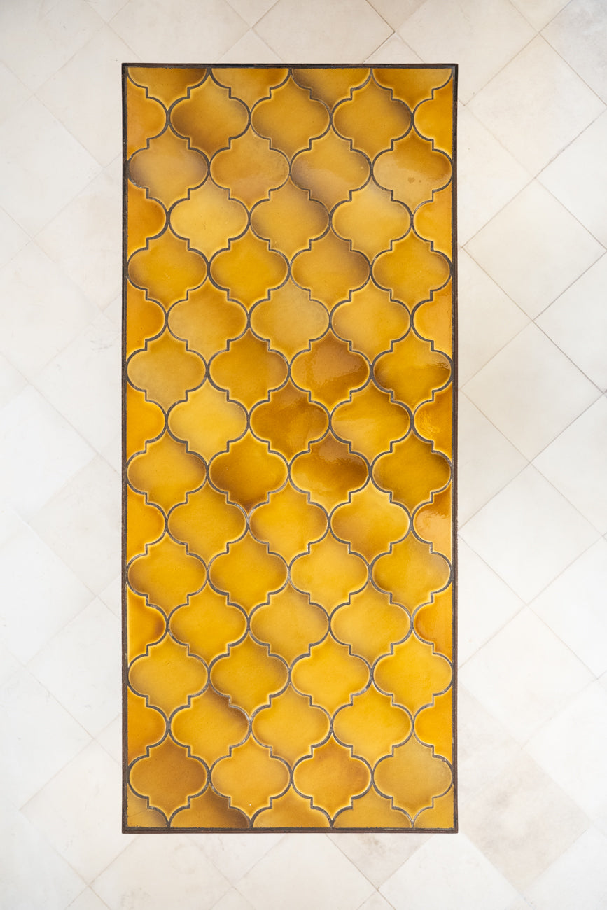 Table basse en fer forgé et céramique jaune