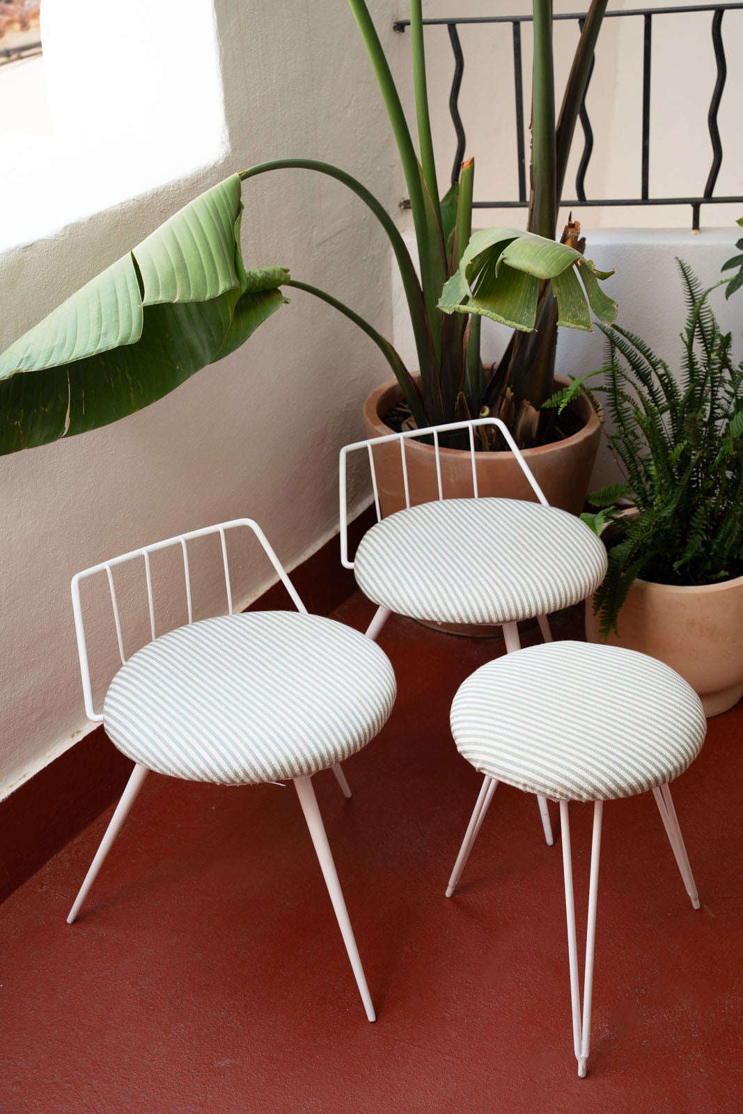 Tres taburetes circulares