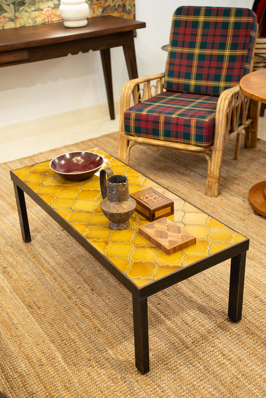 Table basse en fer forgé et céramique jaune