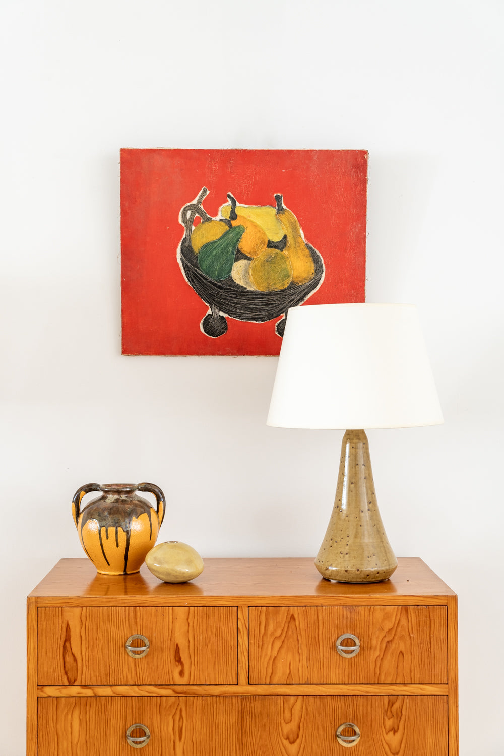 Nature morte sur fond rouge