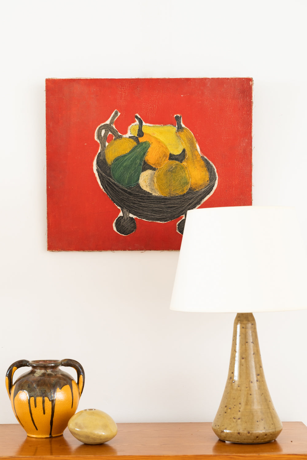 Nature morte sur fond rouge