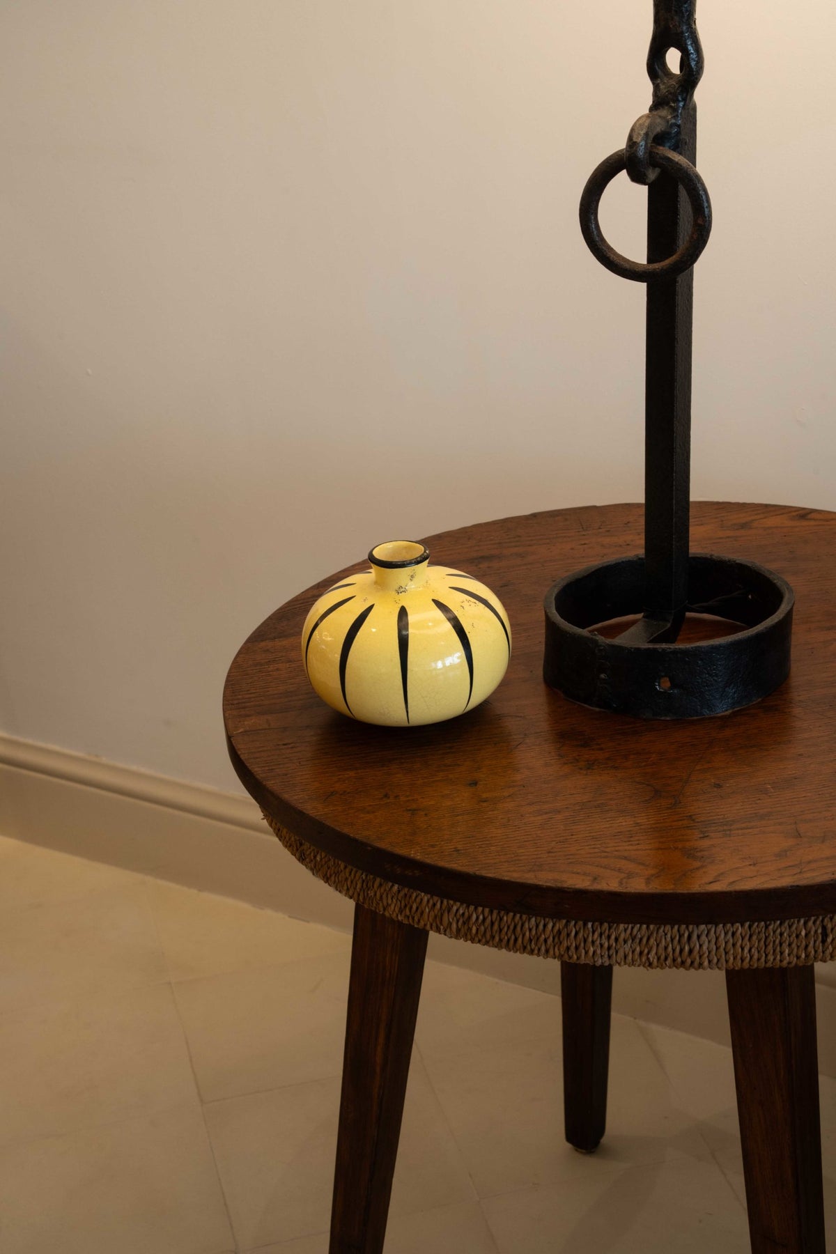 Vase boule en céramique émaillée jaune