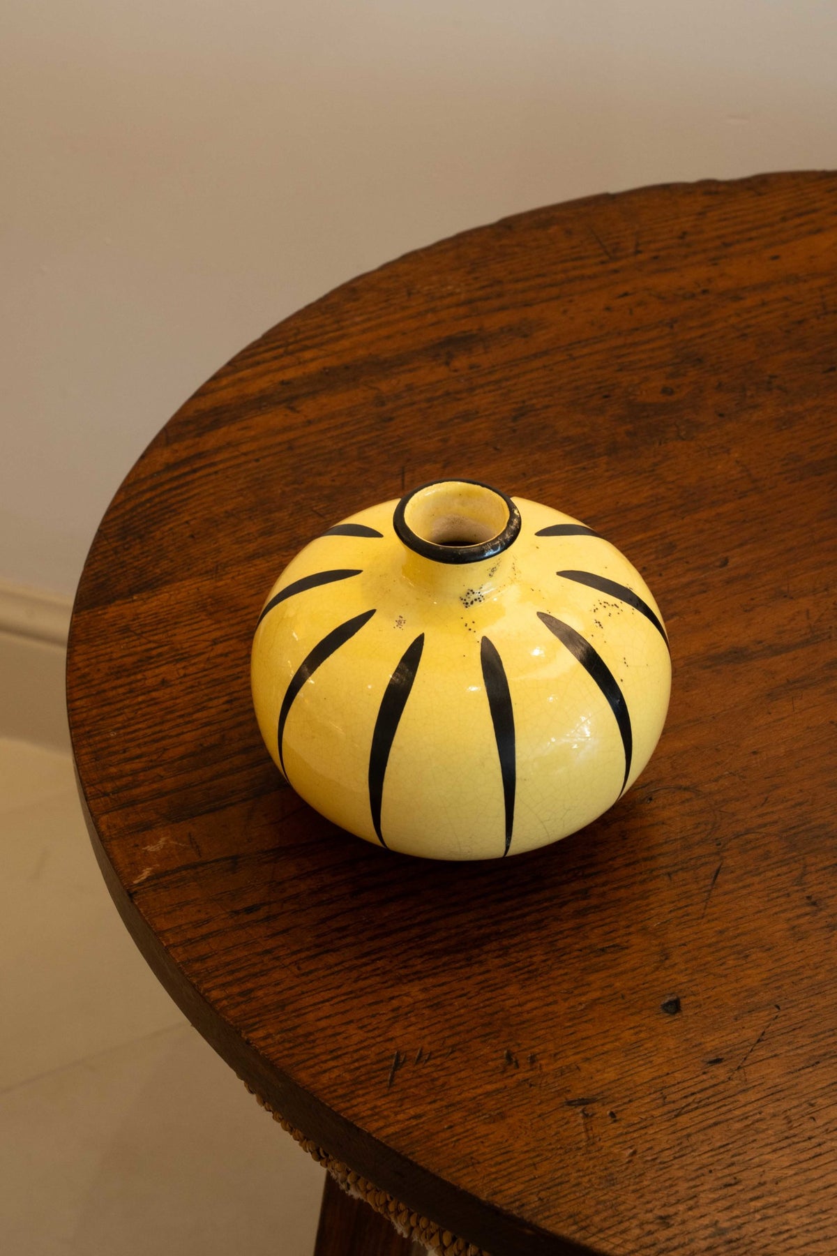 Vase boule en céramique émaillée jaune