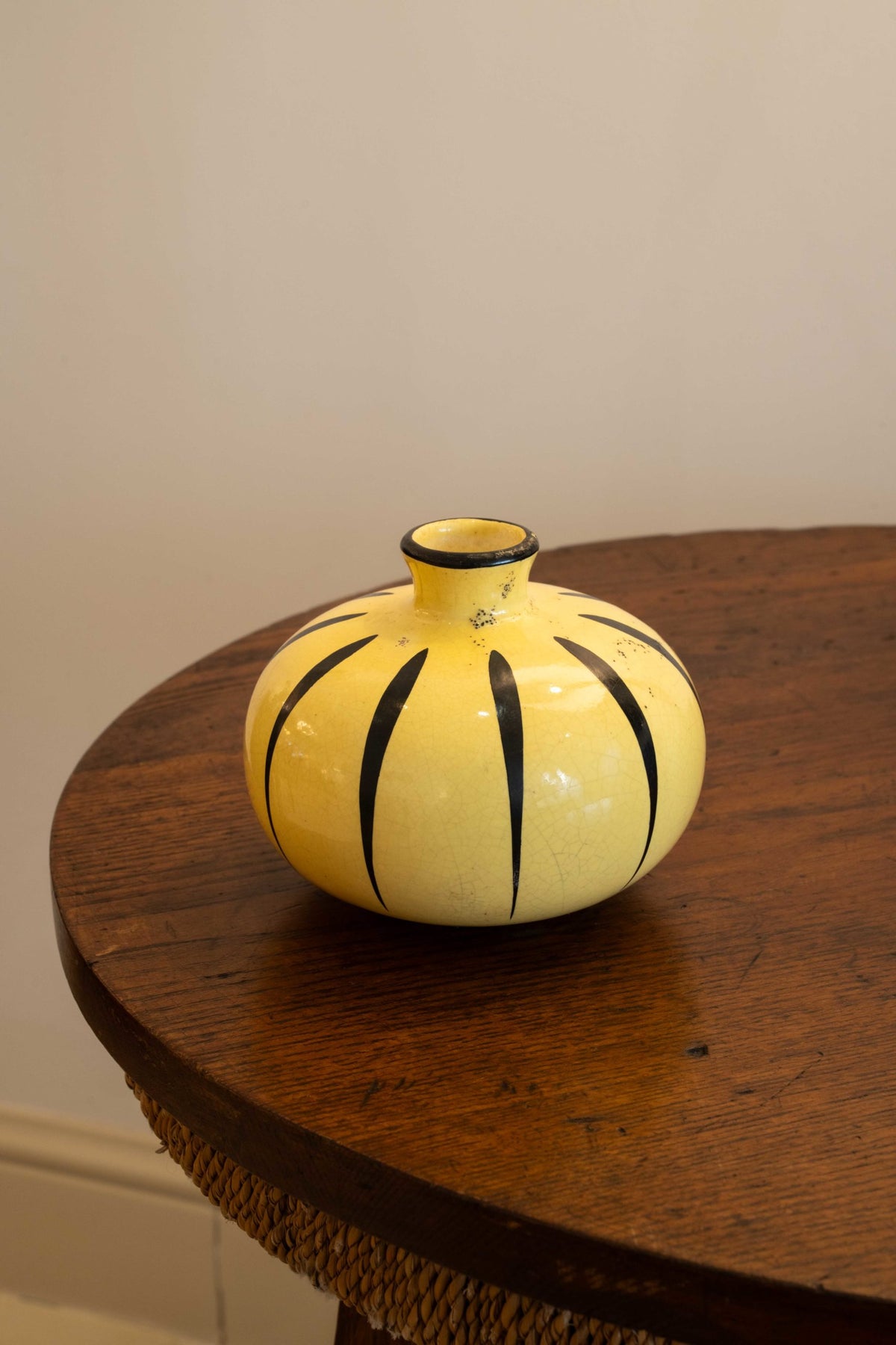 Vase boule en céramique émaillée jaune