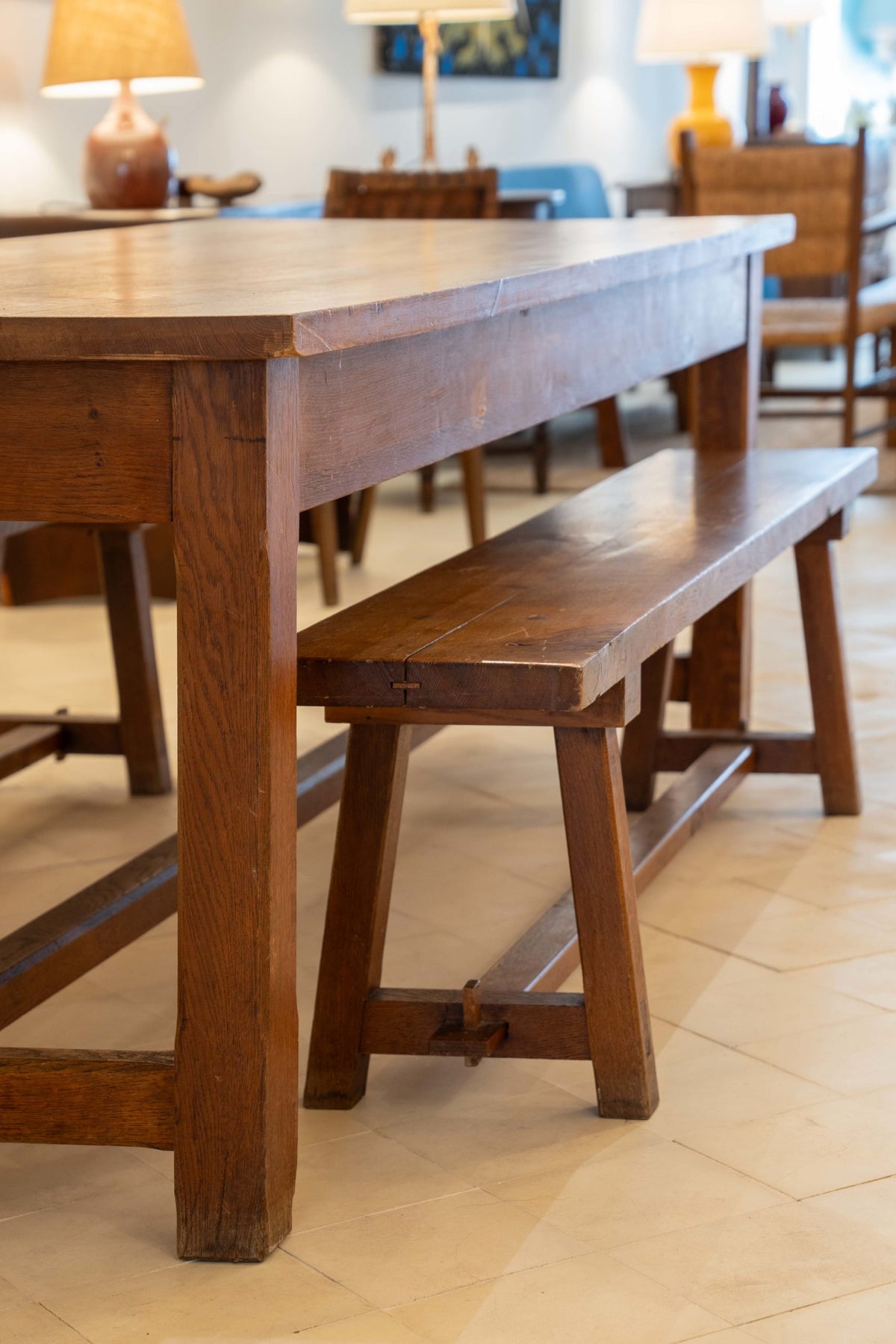 Mesa de granja de roble rubio macizo y dos bancos