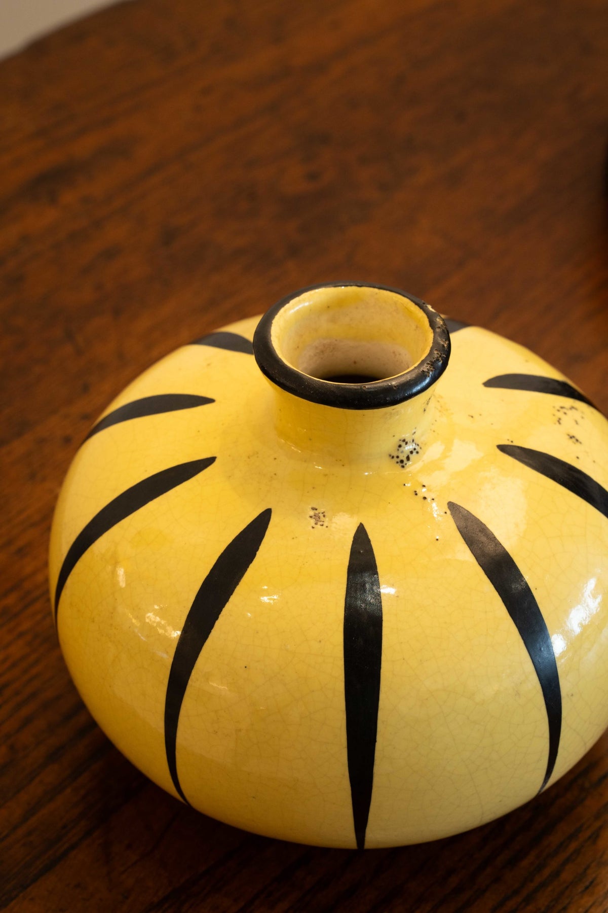 Vase boule en céramique émaillée jaune