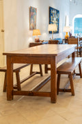 Mesa de granja de roble rubio macizo y dos bancos