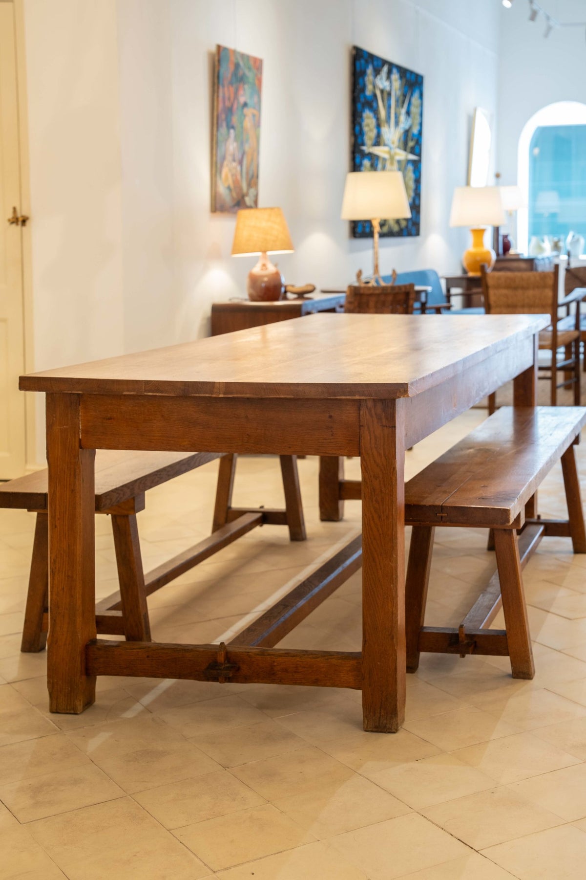 Mesa de granja de roble rubio macizo y dos bancos