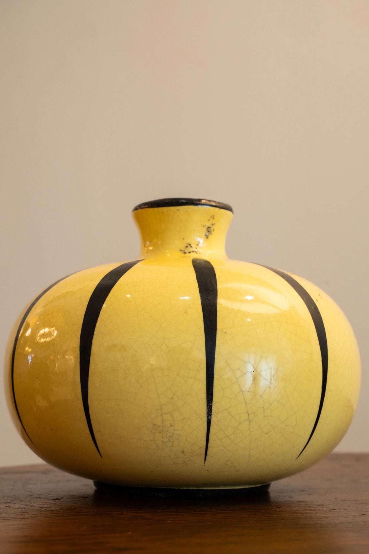 Vase boule en céramique émaillée jaune